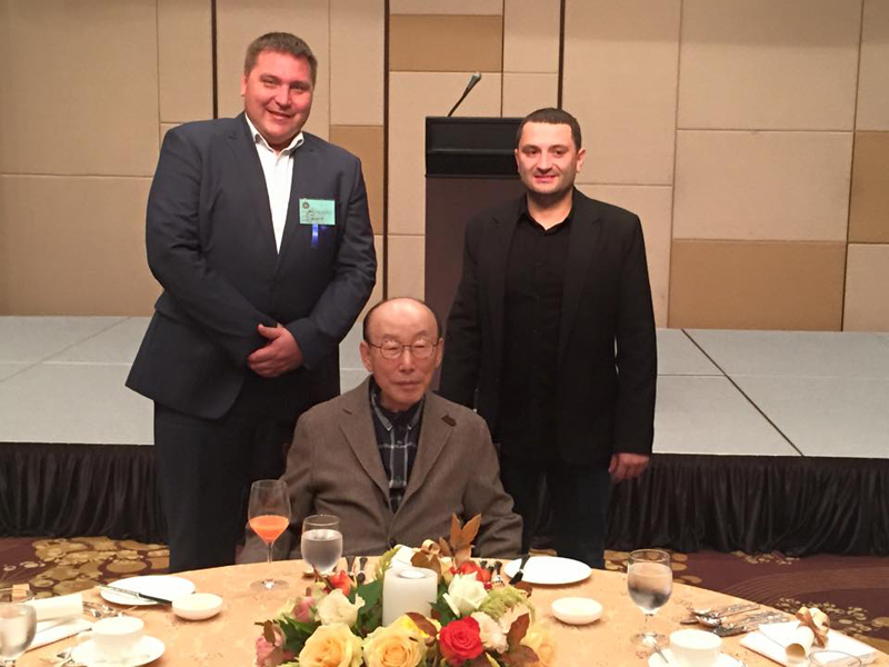 епископы Дмитрий Макаренко и Артем Масуров с Доктором Йонги Чо